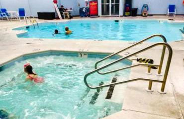 Serenity Falls - Stylish 4Bdr Mountain Retreat, Hot Tub, Pool - Foto 44