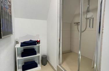 Monteurwohnung Korte, Teams, 4 Einzelzimmer, 2 Doppelzimmer 2024 renoviert, Smart TV, Garten, 3 Bäder - Foto 8