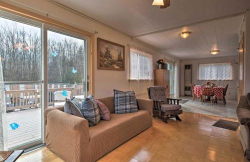 Private Hot Tub and Fireplace Poconos Home! - Foto 6