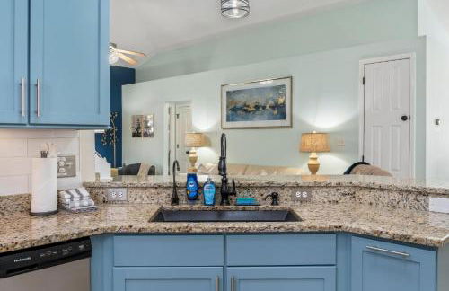 Beautiful Pet Friendly Home! Tropical Pool, Optional Golf Cart & Pool Heat, Minutes to Beach - Foto 8