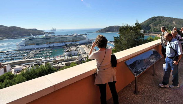 Vista del puerto desde la azotea del castillo