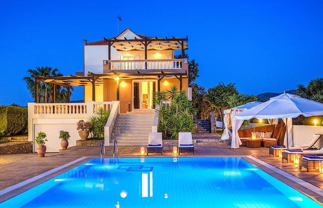 Spacious Villa with Private Pool & Outside Bar near Sea in Sisi - Foto 1