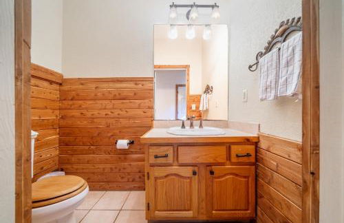 Luxury Rock Creek Cabin w Deck by Lake Hamilton - Foto 16