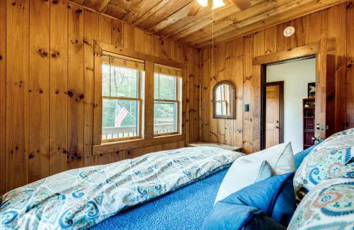 Peaceful Hendersonville Cabin - Hot Tub & Fire Pit - Foto 18