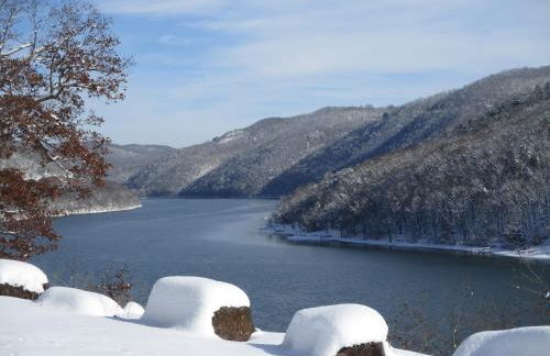 Historic cabin off I-77, views, antiques, Wi-fi, wonderful experience for 2! - Foto 14