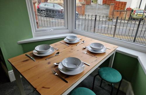 5 Bedroom semi detached home with off road parking - Photo 7