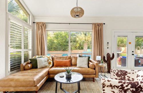 Pool! Games! Dogs! Space! - Foto 53