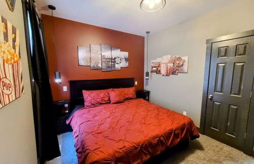 King Bed In Main Floor - Downtown Vacation Rental - Foto 55