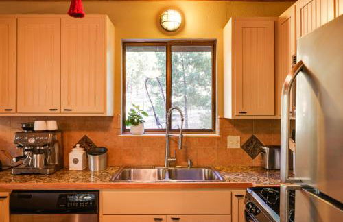 Spacious Groveland Cabin with Wraparound Deck! - Foto 10