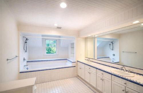 Luxury 7-Bedroom Villa with Pool in Glen Head - Foto 21