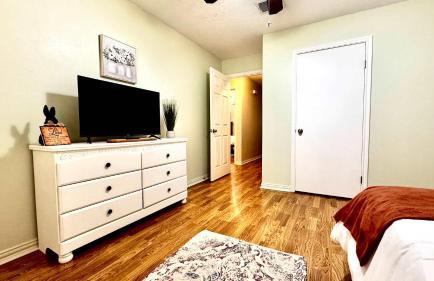 Stylish 4BR Retreat in Cypress - King Bed -Fireplace -Outdoor Patio - TVs in 4 Rooms - Foto 7