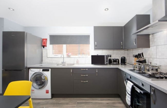 Immaculate 5-bed House in the City Centre Ashford - Photo 18