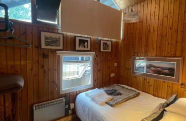 Belle 2 bedroom log cabin with hot tub, forest and loch - Foto 23