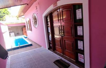 Casa Rosa de Peruíbe - Casa de Temporada 3 dormitórios, 10 hóspedes, piscina, wi-fi, netflix, 800 metros da praia - Photo 3