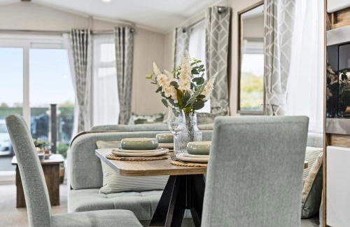 Harbour View at Avocet Crescent - Luxury Lodge with Hot Tub - Hayling Island - Mill Rythe Holiday Village - Photo 7