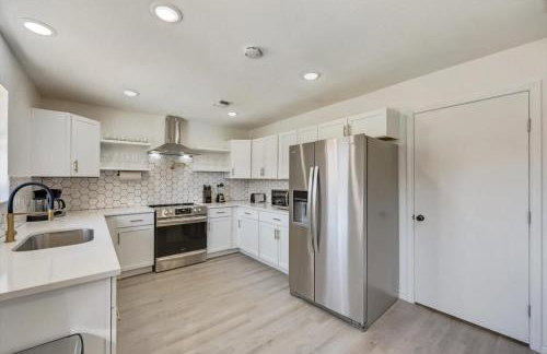 Luxury 4Bed 2Bath Hidden Gem w Backyard Oasis - Foto 14