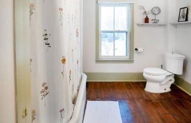 The Swiss Hill Farmhouse - 5 Bedrooms w Hot Tub - Foto 36