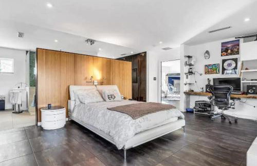 Modern Northwest Vacation Rentals in Miami - Photo 4