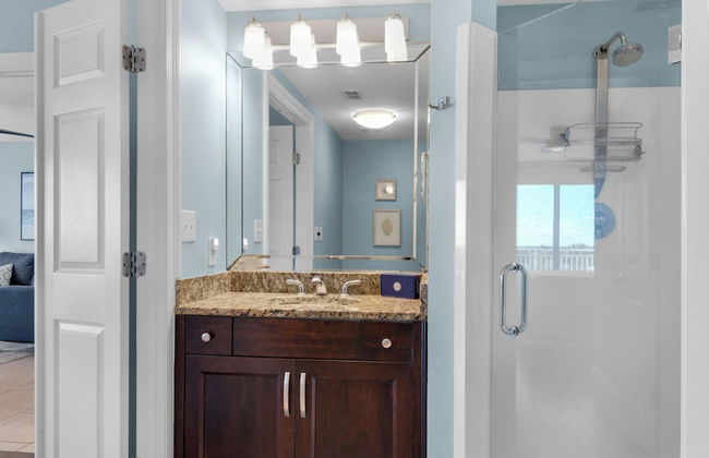 Spacious 2BR Condo w/ Partial Gulf Views, Pool, Across the Street From Beach! - Foto 24