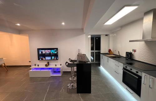 Apartamento espacioso de diseño a 3 min RENFE. - Photo 2