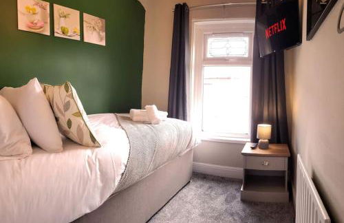 4 Bed - Parking - Near M4 - Ideal for Workers - Foto 5