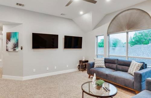 Captivating 6BR 3B Home with Pool & Fire Pit - Foto 49