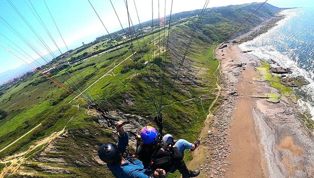 Disfrutando de un precioso vuelo en parapente