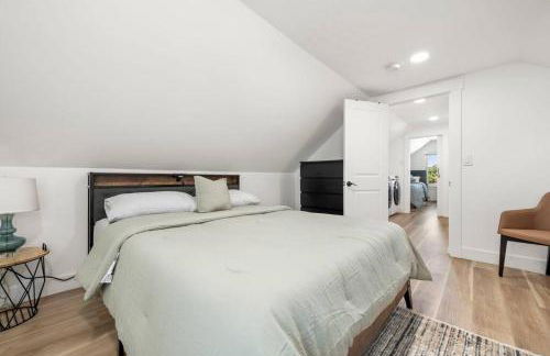 NYC Access 4BR Duplex Sleeps 10, Free Parking - Foto 38