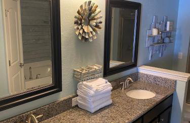 Gone Coastal! Large Heated pool home 30 min from beaches! - Foto 31