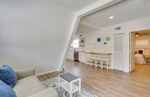 Cozy 3BRand3BA • Sleeps 9 • 0 3 Mi to Beach • PCB - Foto 17