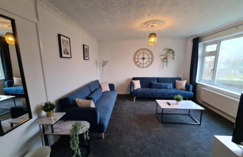 6 bed, sleeps 8, 1 Mile from New Cross Hospital, 10 mins from M6 Jct 10 & M54 Jct 1 - Foto 2