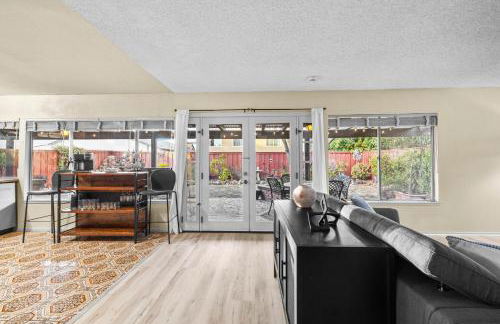 Mira Mesa Family Retreat 4BR with Balcony and Firepit - Photo 43