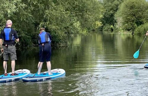 Elegant 2-Bed Apartment with AC, Sleeps 6, Free Parking, Netflix, WiFi, New build - Photo 22