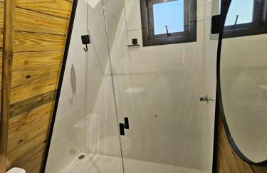 Um chalé e um riacho no meio da natureza - Foto 15