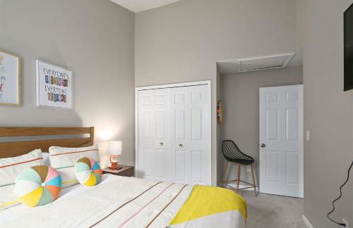 4BR Townhome, Close to Shops & Restaurants, 40 Mins to DC - Foto 20