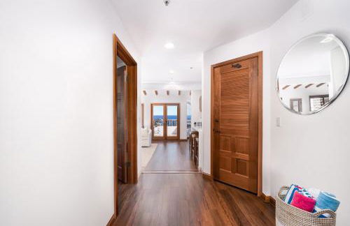 10-Star Property! Premium Ocean Views, Immaculate Corner Condo with Fireplace, New Golf Cart - Foto 4