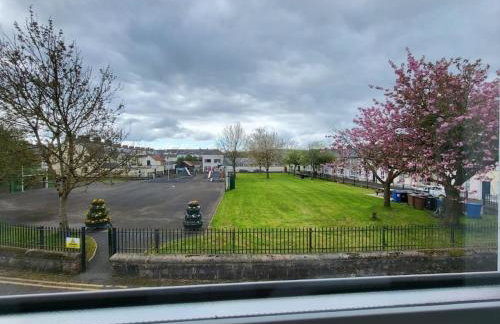 Centrally located 2 bedroom house with garden - Photo 12