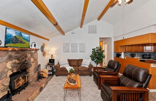Bear Cub Cottage in Big Bear w/ HotTub & Firepit - Photo 8