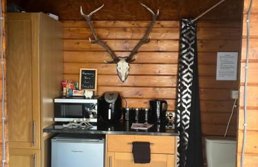 Romantic Swiss Cabin Hideaway & Hot Tub Spa Pool - Foto 42