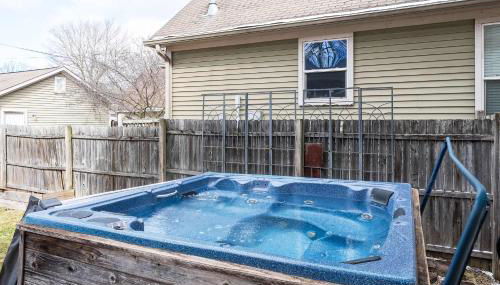 Cozy Downtown Escape Hot tub and Modern Touches - Foto 3