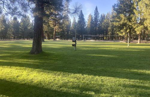 Rustic Cabin Rental near Hoodoo Ski Area and the Deschutes River in Sisters, Oregon - Foto 13