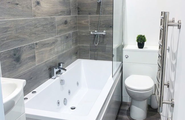 Albert Luxury Hottub and Jacuzzi Apartments - Photo 6