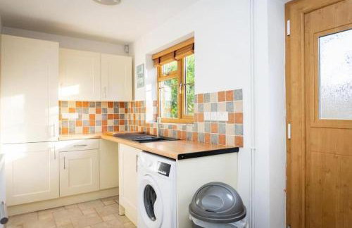 4 Bed Detached Home-Gloucester-Sleeps 10-Parking for 3-Work or Leisure - Foto 7