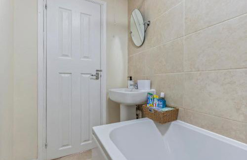 2 Bed Serviced Apartment in Surrey - Foto 13