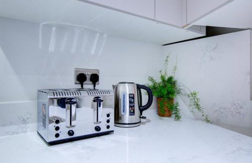 Hybrid Resi - Uxbridge, On-site car or van parking, near London Heathrow Airport - Photo 54