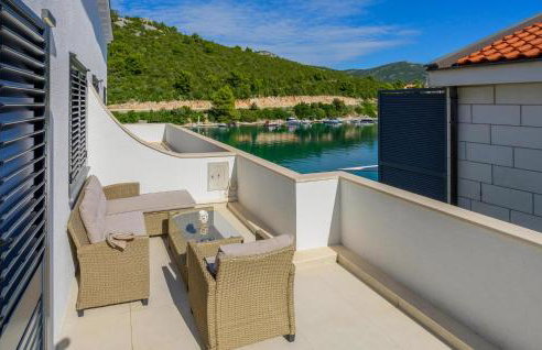 Beautiful Apartment In Klek With Wifi - Photo 3