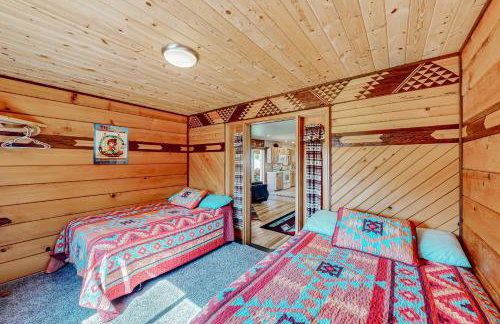 Rustic Cabin with Decks and Hot Tub in Garden Valley! - Foto 16