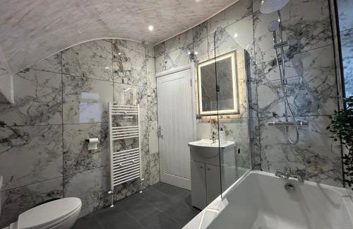 Spaghetti House 6 Bedroom with Large Off-Road Driveway Great for Crews in Vicinity of Starcity and City Centre - Foto 21