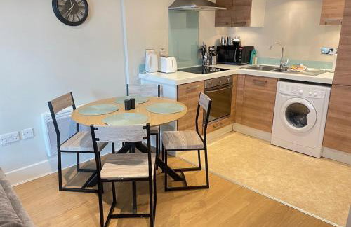 Central 1BR Flat for up to 4 - Lift Access - Photo 16