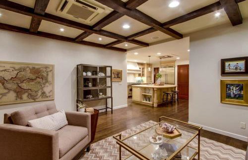 Mediterranean Beauty with Rooftop Deck and Views - Foto 23